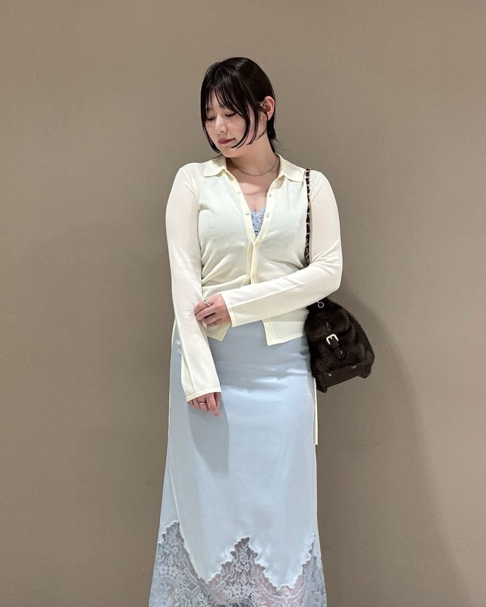 ブルー系のスカート、ホワイト系のシャツ/ブラウス、ブラウン系のショルダーバッグを着用したレディースの夏コーディネートの3枚目の写真