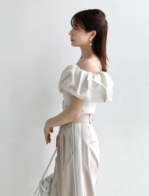 「デートコーデ、おうちコーデ、着回し、高身長、低身長、サンダル、ワイドパンツ、花柄、ハイウエスト、イエベ、骨格ウェーブ」｜「FRAY I.Dのパフカラーコンビオフショルニットプルオーバー（その他トップス、ホワイト系）」を使った、FRAY I.Dさん（レディース・158cm）の春コーディネートの8枚目の写真