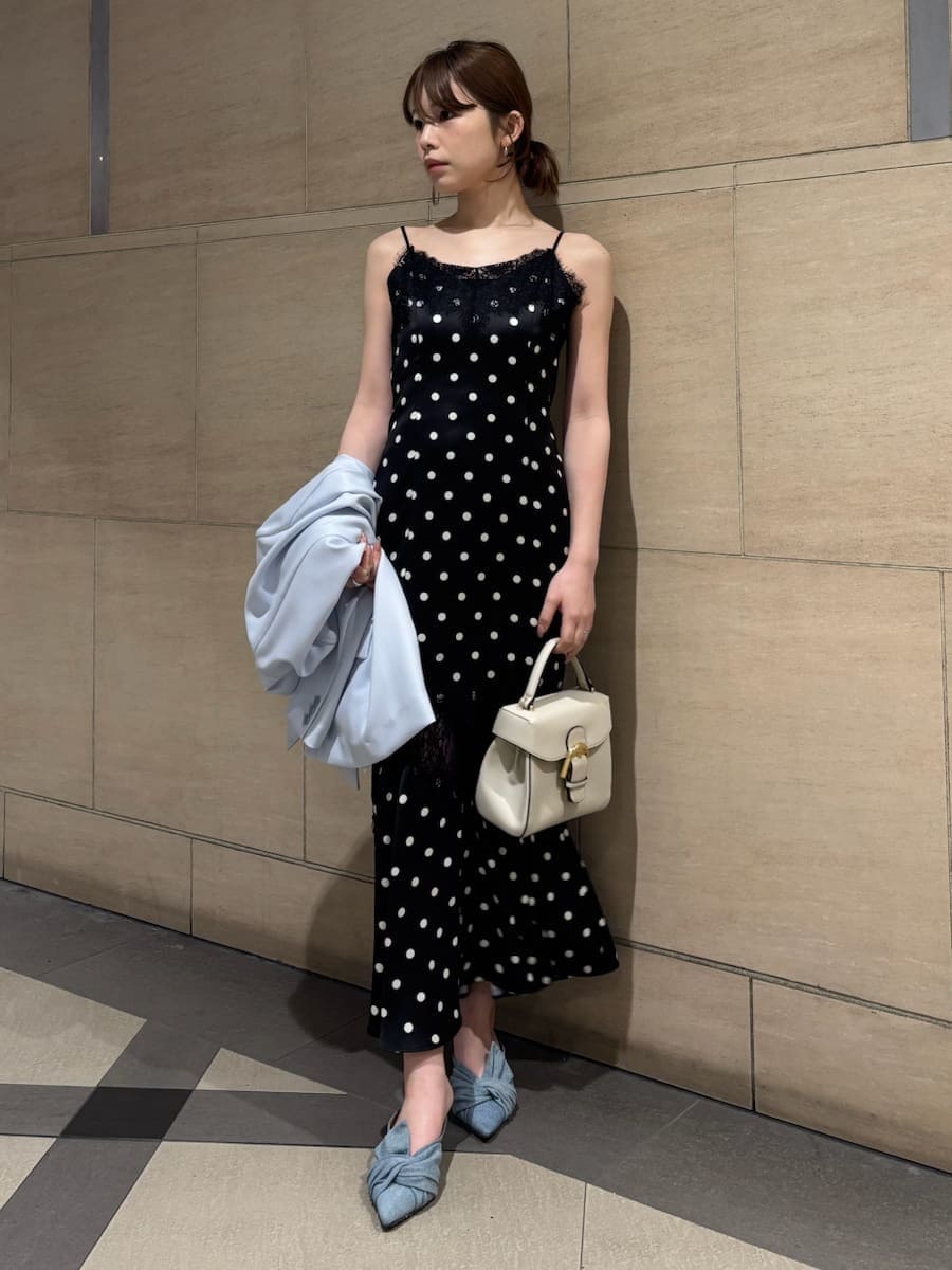ブルー系のパンプス、ブラック系のワンピース、ベージュ系のハンドバッグを着用したレディースの春コーディネートの4枚目の写真