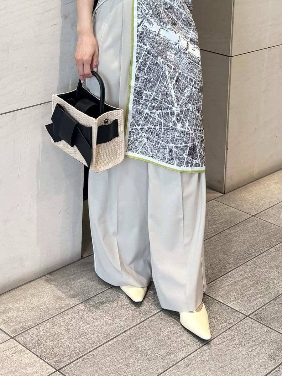 「デートコーデ、ショルダーバッグ、パンプス、ストレートパンツ、ワイドパンツ、パンツ、ブラウス、イエベ、骨格ナチュラル、ハンドバッグ」｜「FRAY I.Dのタックボリュームブラウス（シャツ/ブラウス、ホワイト系）」を使った、FRAY I.Dさん（レディース・159cm）の春コーディネートの7枚目の写真