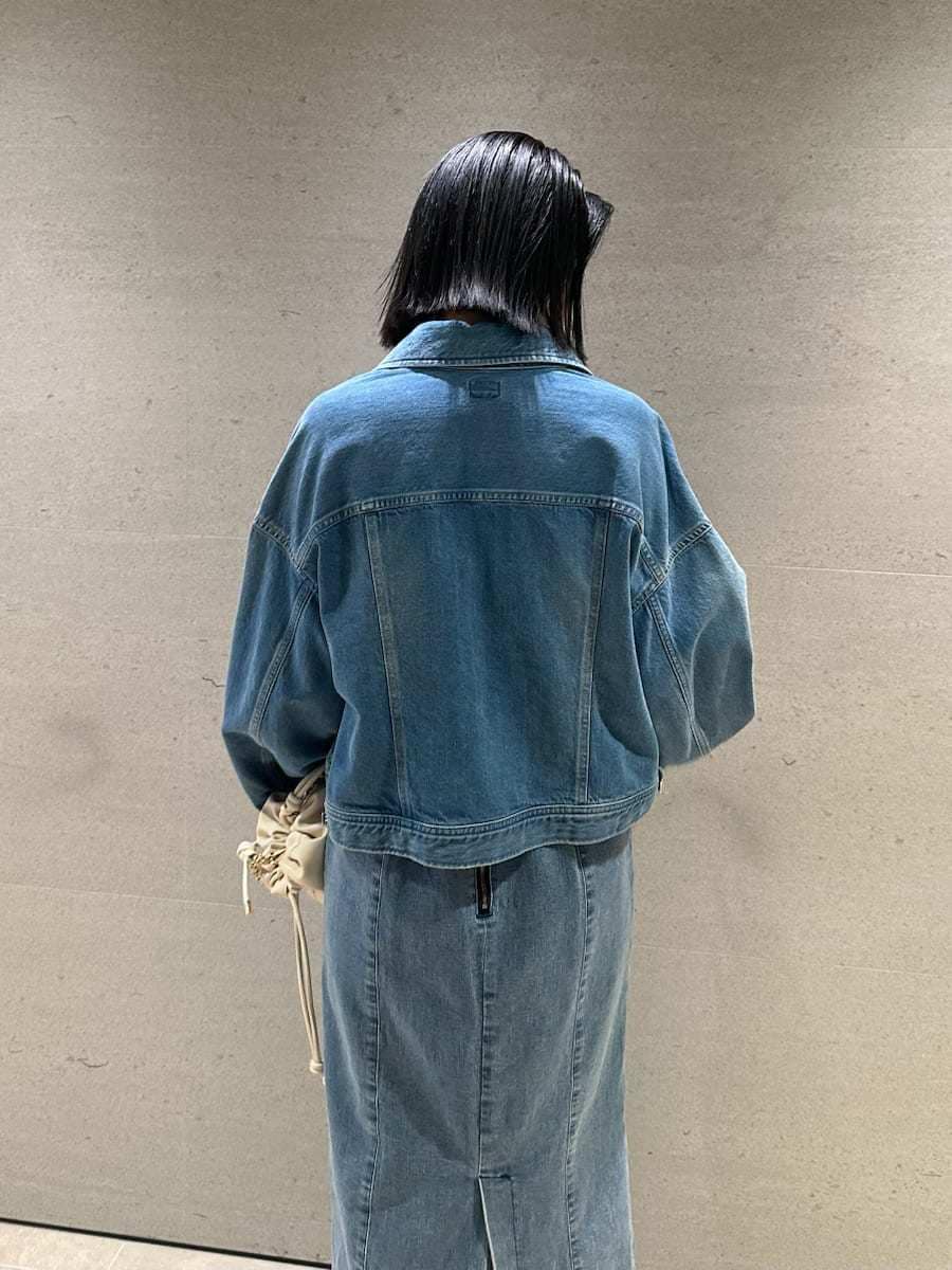 ブルー系のデニムジャケット、ブルー系のワンピースを着用したレディースの冬コーディネートの4枚目の写真