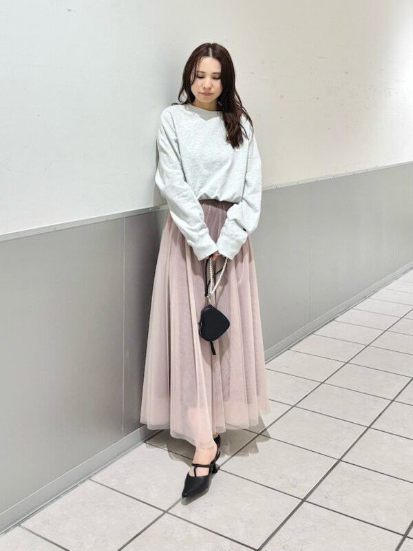 「パンプス、フレアスカート、ロングスカート、スウェット、Champion、レース、チャンピオン、スカート、イエベ、骨格ナチュラル」｜「FRAY I.Dの【Champion】クルーネックスウェット（スウェット、ホワイト系）」を使った、FRAY I.Dさん（レディース・159cm）の春コーディネートの2枚目の写真