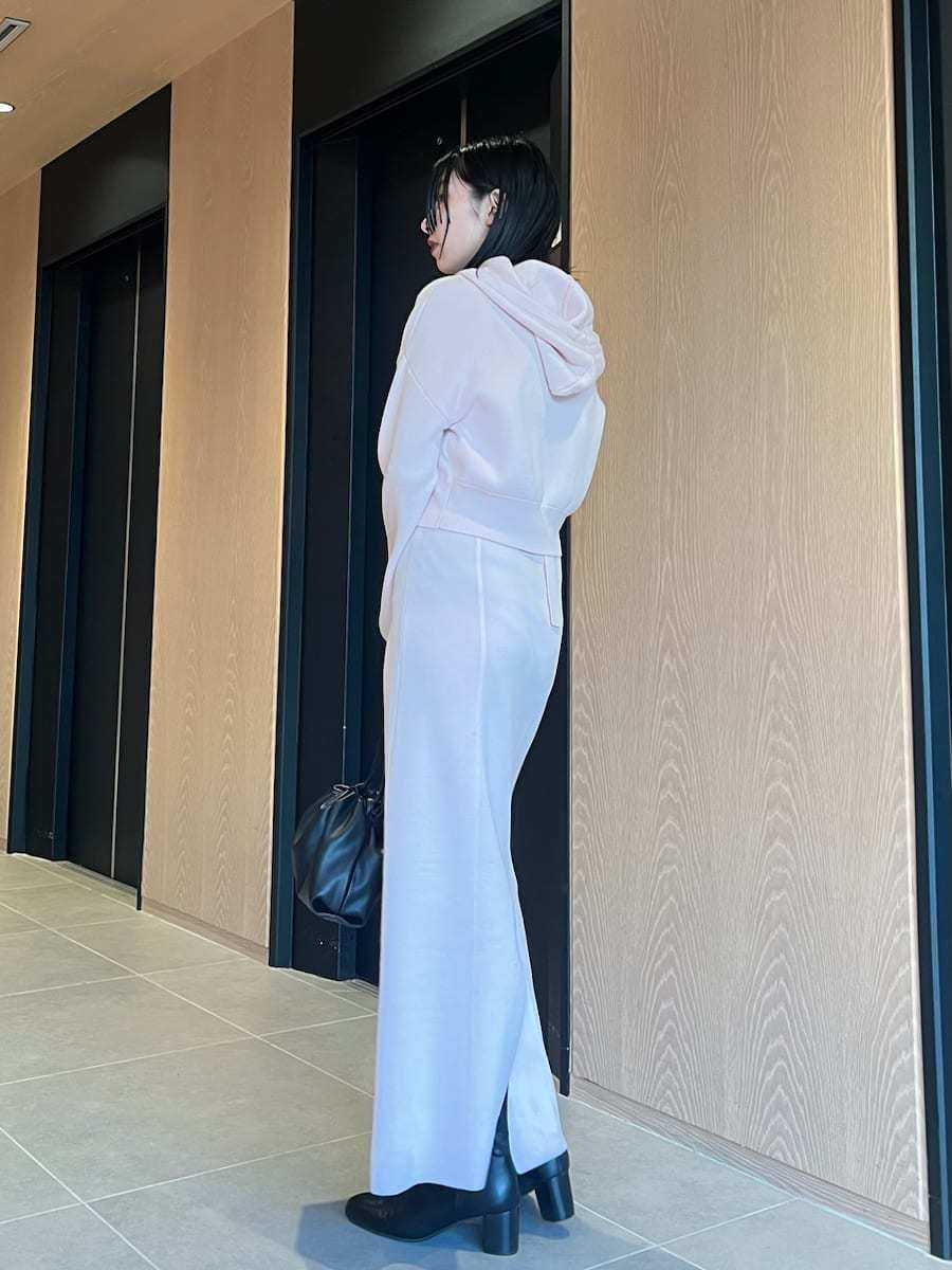 ブラック系のブーツ、グレー系のテーラードジャケットを着用したレディースの冬コーディネートの3枚目の写真