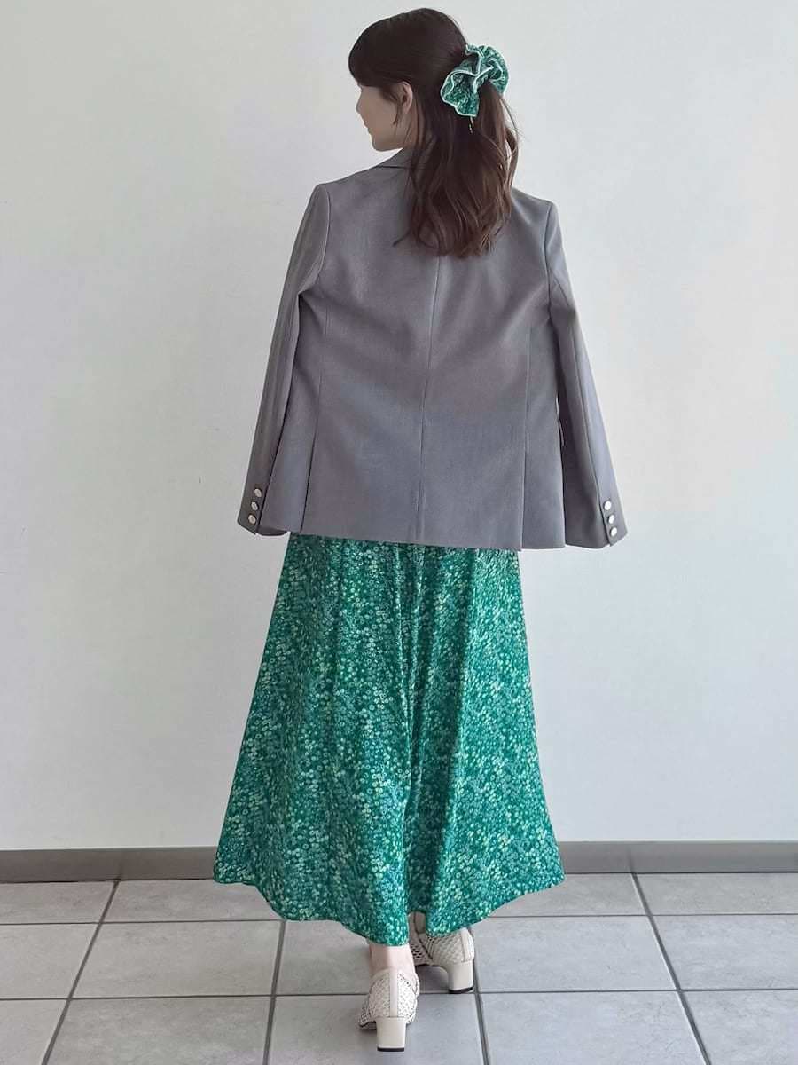 グレー系のテーラードジャケット、ベージュ系のハンドバッグ、ベージュ系のサンダルを着用したレディースの春コーディネートの3枚目の写真