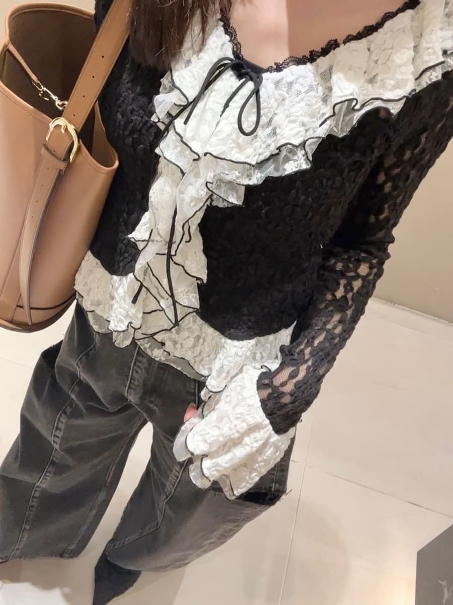 ブラック系のパンプス、ブラック系のデニムパンツ、その他のTシャツ/カットソーを着用したレディースの冬コーディネートの7枚目の写真