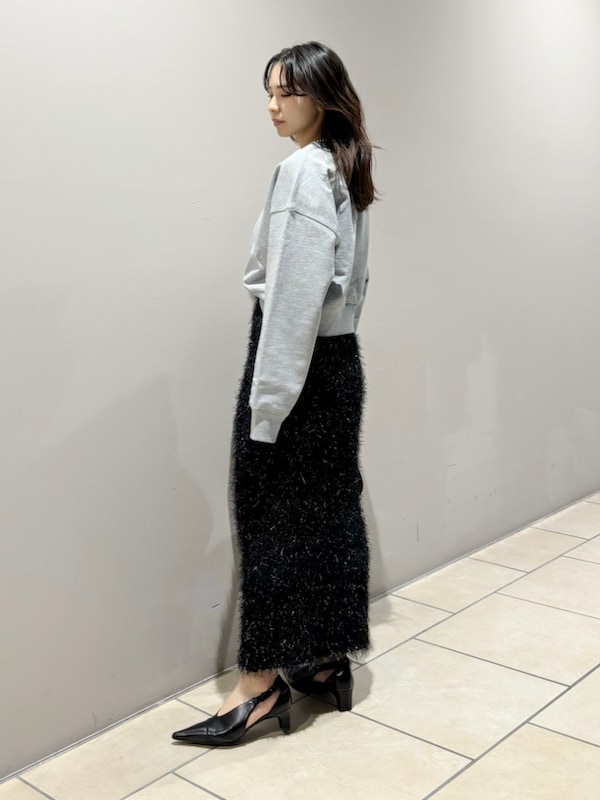 「デートコーデ、パンプス、タイトスカート、ロングスカート、スウェット、ニット、スカート、ハイウエスト、イエベ、骨格ナチュラル」｜「FRAY I.Dのロゴエンブロイダリークロップドスウェット（スウェット、グレー系）」を使った、FRAY I.Dさん（レディース・159cm）の冬コーディネートの6枚目の写真