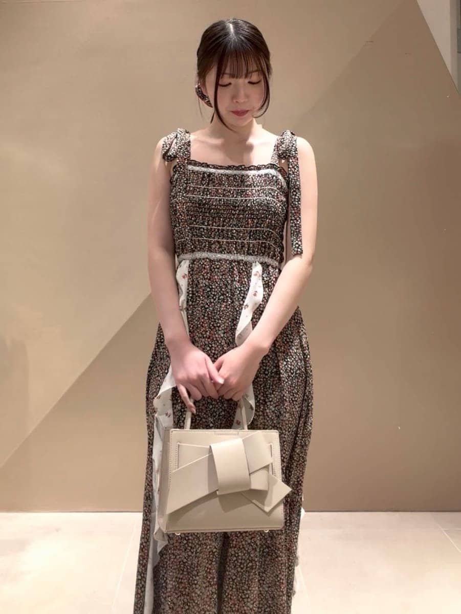 ブラック系のカーディガン/ボレロ、ブラック系のドレス、ブラック系のその他ヘアアクセサリーを着用したレディースの春コーディネートの3枚目の写真