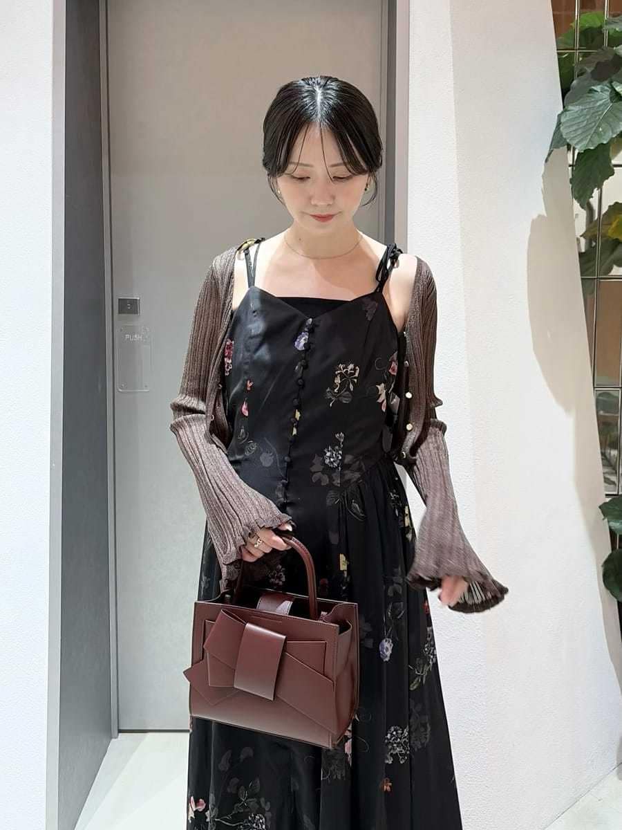 ブラック系のワンピース、ブラウン系のカーディガン/ボレロ、ブラック系のその他ヘアアクセサリーを着用したレディースの夏コーディネートの5枚目の写真
