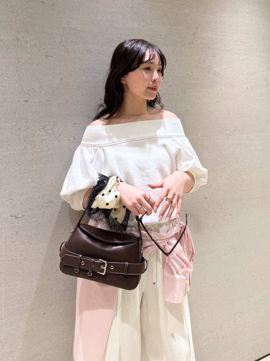 ホワイト系のスウェット、ホワイト系のその他パンツ、シルバー系のサンダルを着用したレディースの冬コーディネートの7枚目の写真