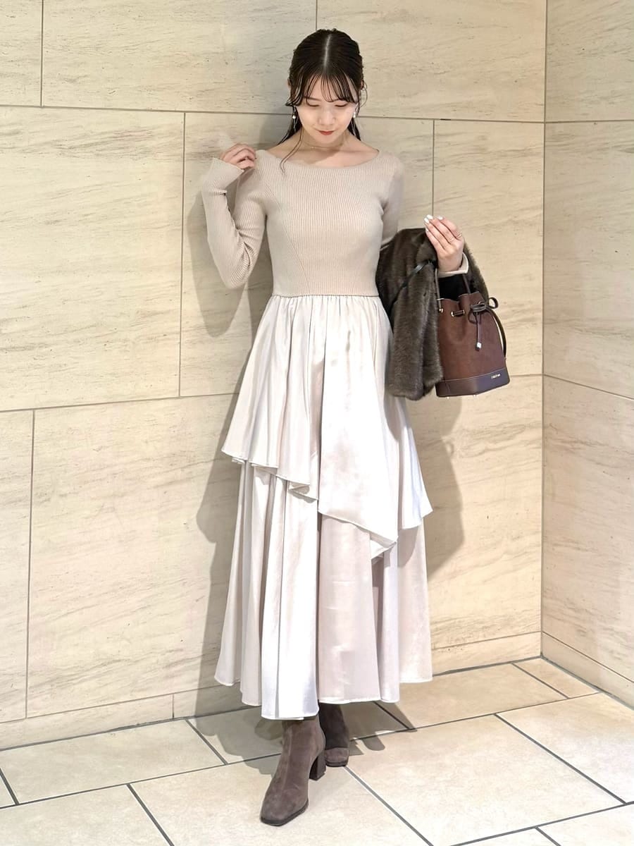 ブラウン系のその他アウター、ベージュ系のワンピース、ブラウン系のブーツを着用したレディースの秋コーディネートの7枚目の写真