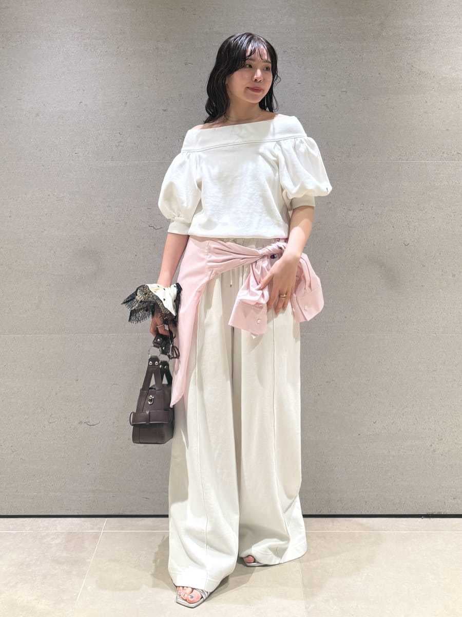 ホワイト系のスウェット、ホワイト系のその他パンツ、シルバー系のサンダルを着用したレディースの冬コーディネートの4枚目の写真