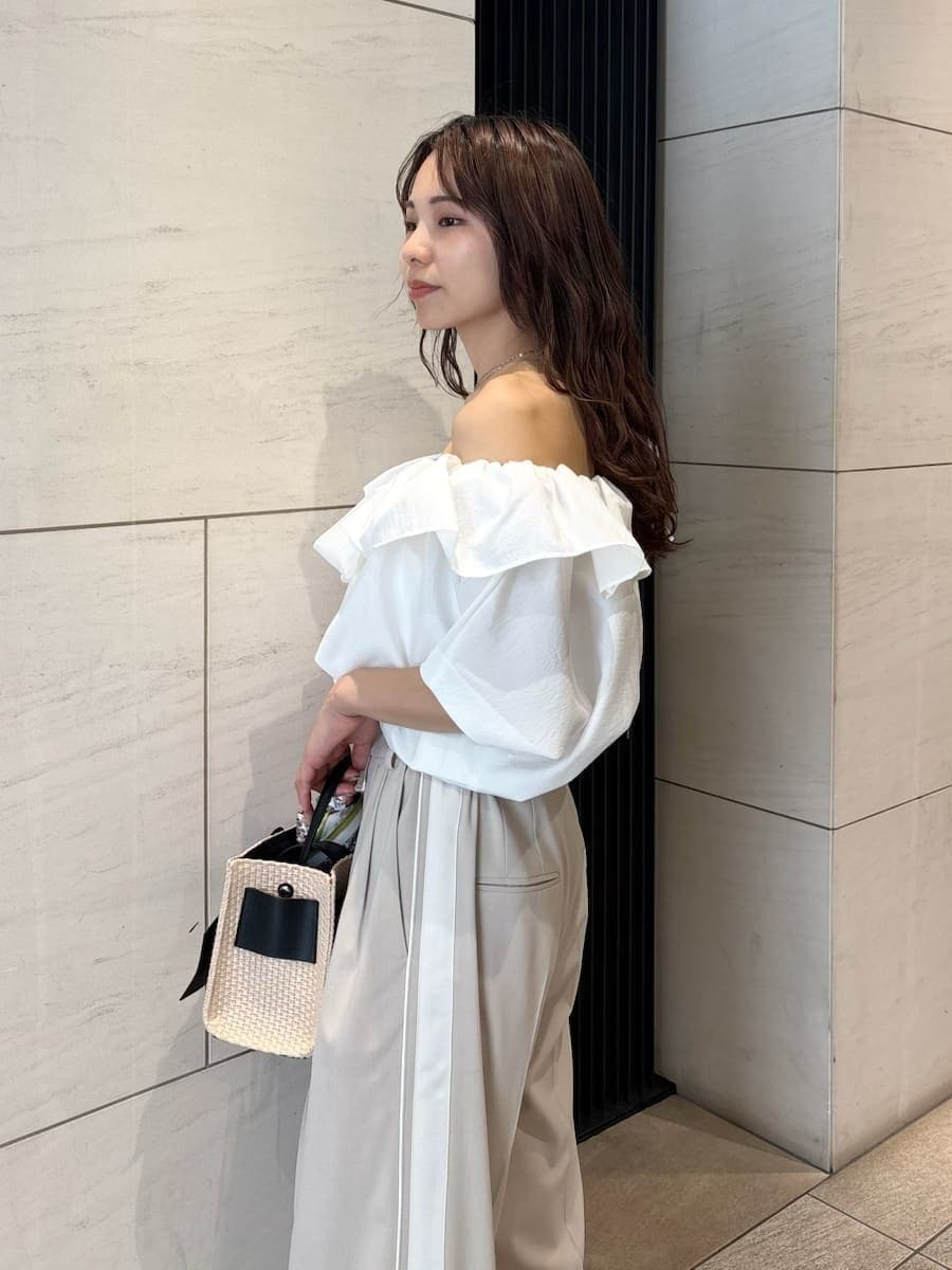 「デートコーデ、ショルダーバッグ、パンプス、ストレートパンツ、ワイドパンツ、パンツ、ブラウス、イエベ、骨格ナチュラル、ハンドバッグ」｜「FRAY I.Dのタックボリュームブラウス（シャツ/ブラウス、ホワイト系）」を使った、FRAY I.Dさん（レディース・159cm）の春コーディネートの6枚目の写真