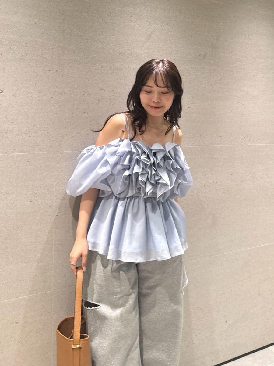 ブルー系のシャツ/ブラウス、シルバー系のサンダル、グレー系のその他パンツを着用したレディースの冬コーディネートの5枚目の写真