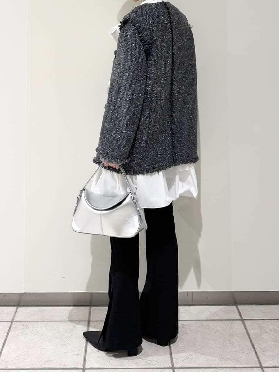 グレー系のノーカラージャケット、グレー系のワンピース、シルバー系のハンドバッグを着用したレディースの秋コーディネートの9枚目の写真