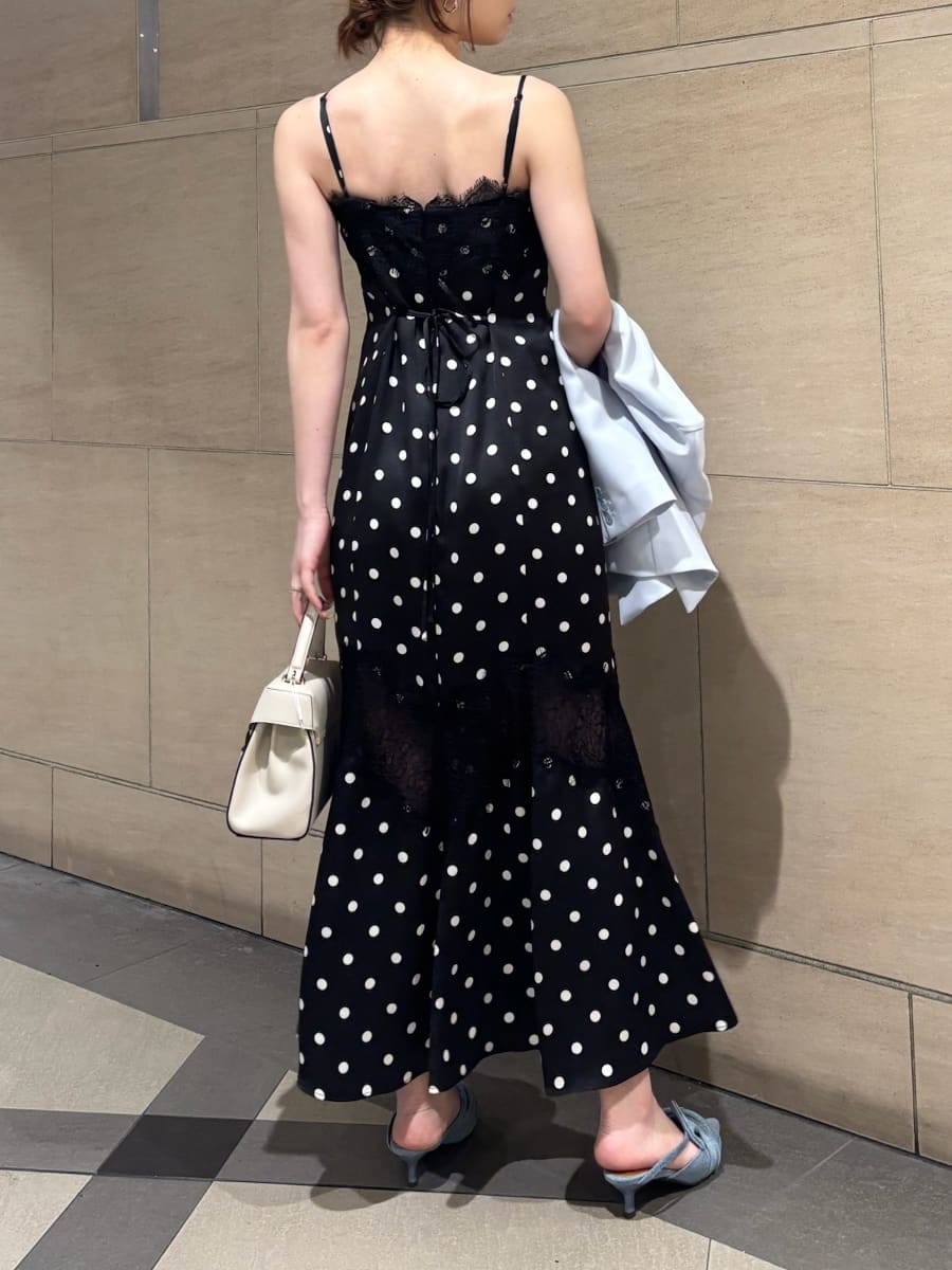 ブルー系のパンプス、ブラック系のワンピース、ベージュ系のハンドバッグを着用したレディースの春コーディネートの7枚目の写真