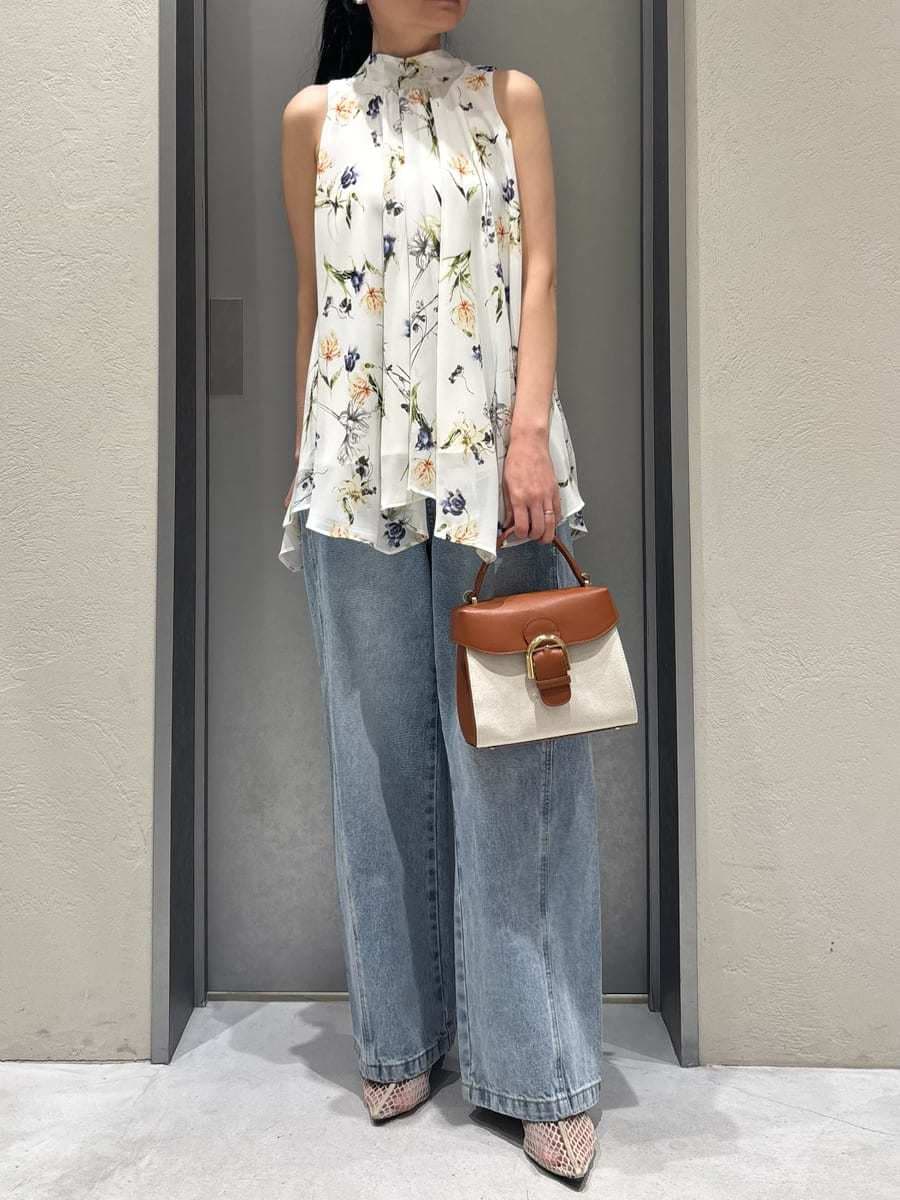 ブルー系のデニムパンツ、その他のシャツ/ブラウス、その他のハンドバッグを着用したレディースの春コーディネートの6枚目の写真