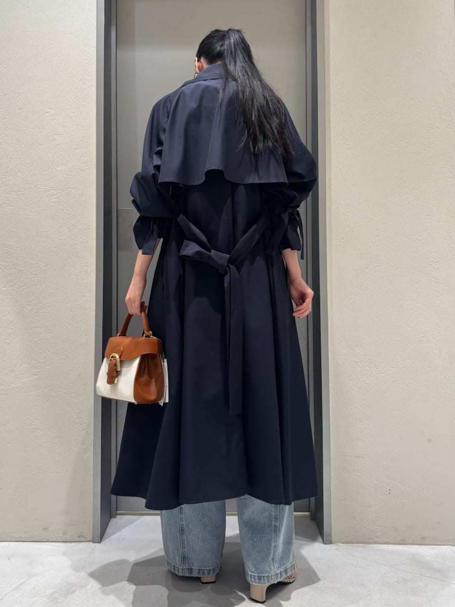 ブルー系のデニムパンツ、その他のシャツ/ブラウス、その他のハンドバッグを着用したレディースの春コーディネートの5枚目の写真