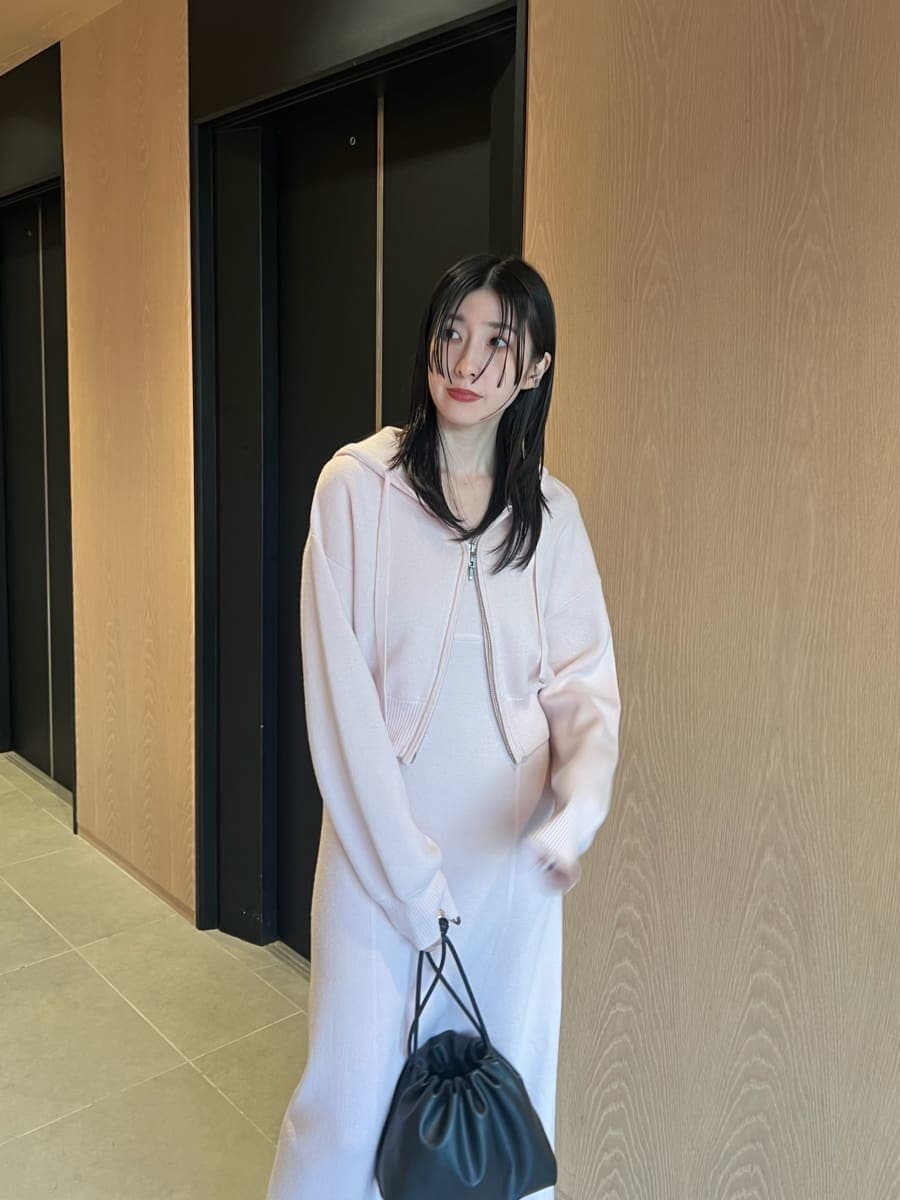 ブラック系のブーツ、グレー系のテーラードジャケットを着用したレディースの冬コーディネートの6枚目の写真