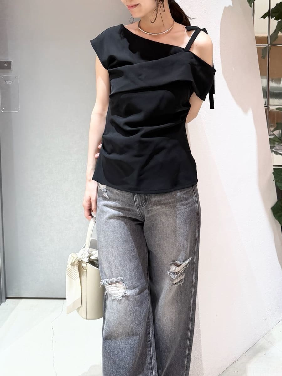 ブラック系のデニムパンツ、ブラック系のシャツ/ブラウス、シルバー系のネックレスを着用したレディースの夏コーディネートの4枚目の写真