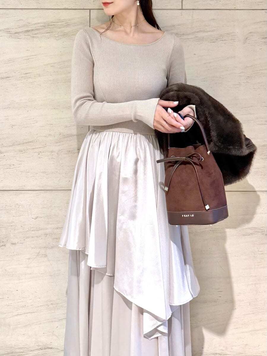 ブラウン系のその他アウター、ベージュ系のワンピース、ブラウン系のブーツを着用したレディースの秋コーディネートの9枚目の写真