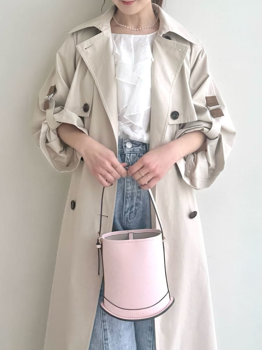 ベージュ系のトレンチコート、ブルー系のデニムパンツ、ホワイト系のシャツ/ブラウスを着用したレディースの冬コーディネートの9枚目の写真