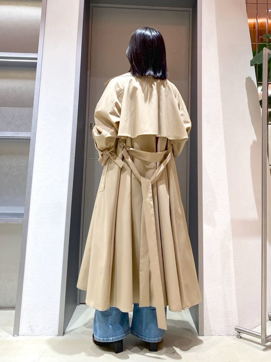 ブルー系のデニムパンツ、イエロー系のハンドバッグ、その他のシャツ/ブラウスを着用したレディースの春コーディネートの4枚目の写真