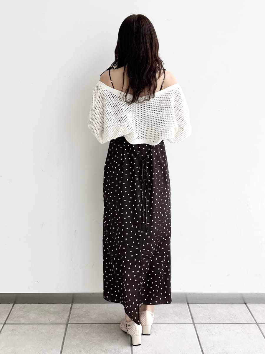 ブラウン系のワンピース、ホワイト系のカーディガン/ボレロ、ブラック系のハンドバッグを着用したレディースの冬コーディネートの7枚目の写真