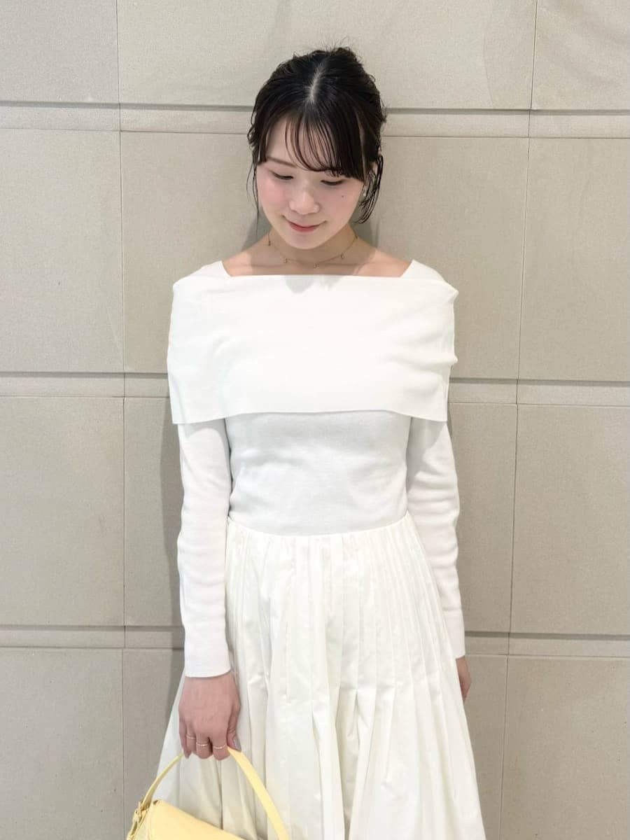 イエロー系のハンドバッグを着用したレディースの冬コーディネートの7枚目の写真