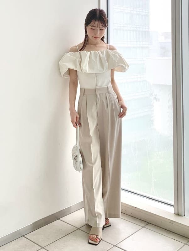「デートコーデ、おうちコーデ、着回し、高身長、低身長、サンダル、ワイドパンツ、花柄、ハイウエスト、イエベ、骨格ウェーブ」｜「FRAY I.Dのパフカラーコンビオフショルニットプルオーバー（その他トップス、ホワイト系）」を使った、FRAY I.Dさん（レディース・158cm）の春コーディネートの4枚目の写真