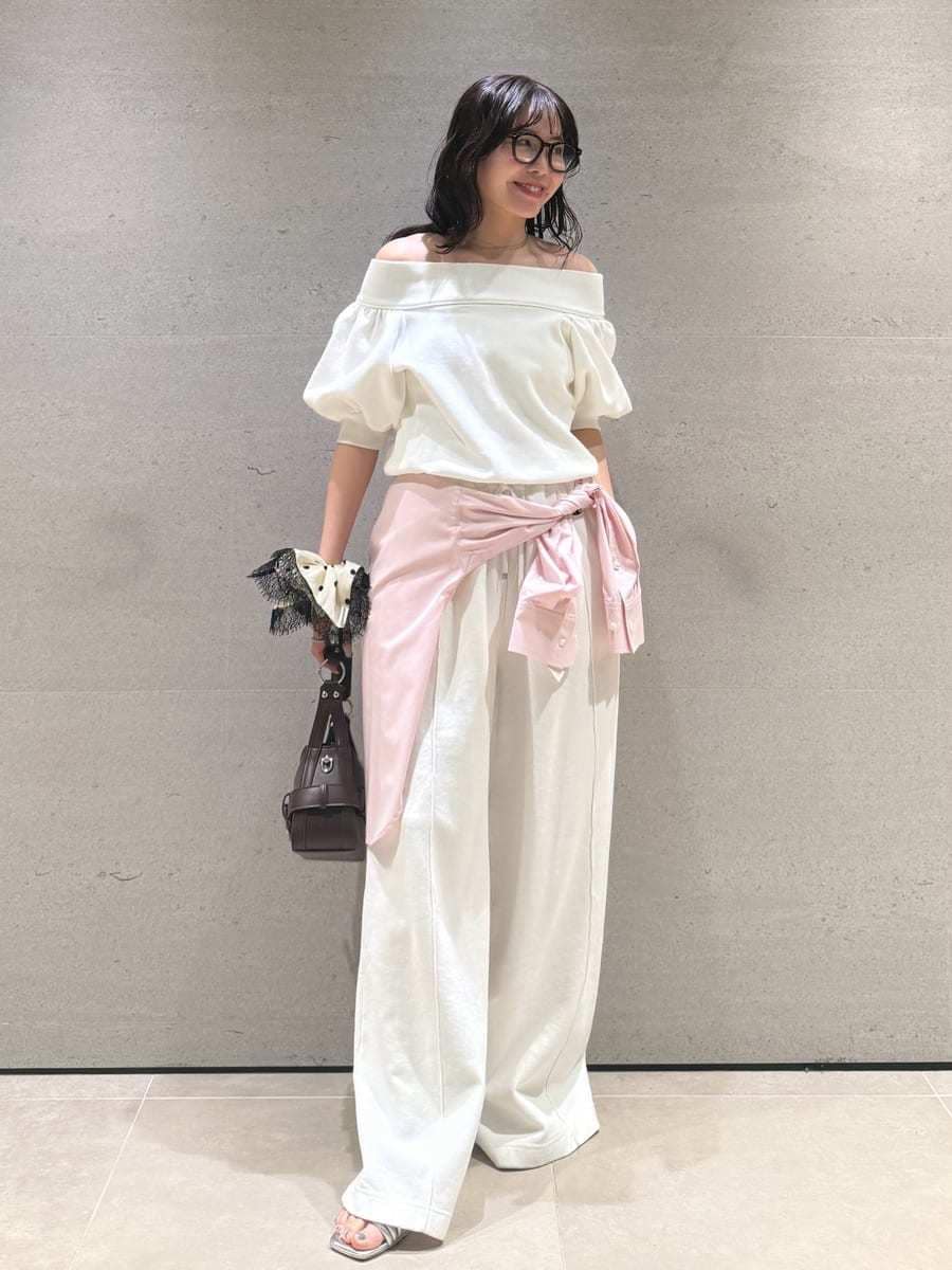 ホワイト系のスウェット、ホワイト系のその他パンツ、シルバー系のサンダルを着用したレディースの冬コーディネートの5枚目の写真