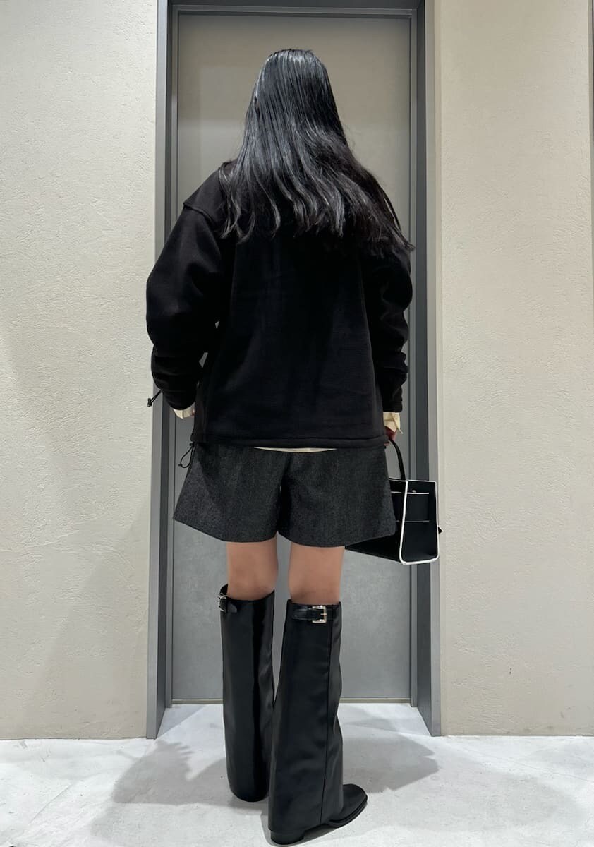 ブラック系のTシャツ/カットソー、その他のその他パンツ、ブラック系のブーツを着用したレディースの秋コーディネートの5枚目の写真