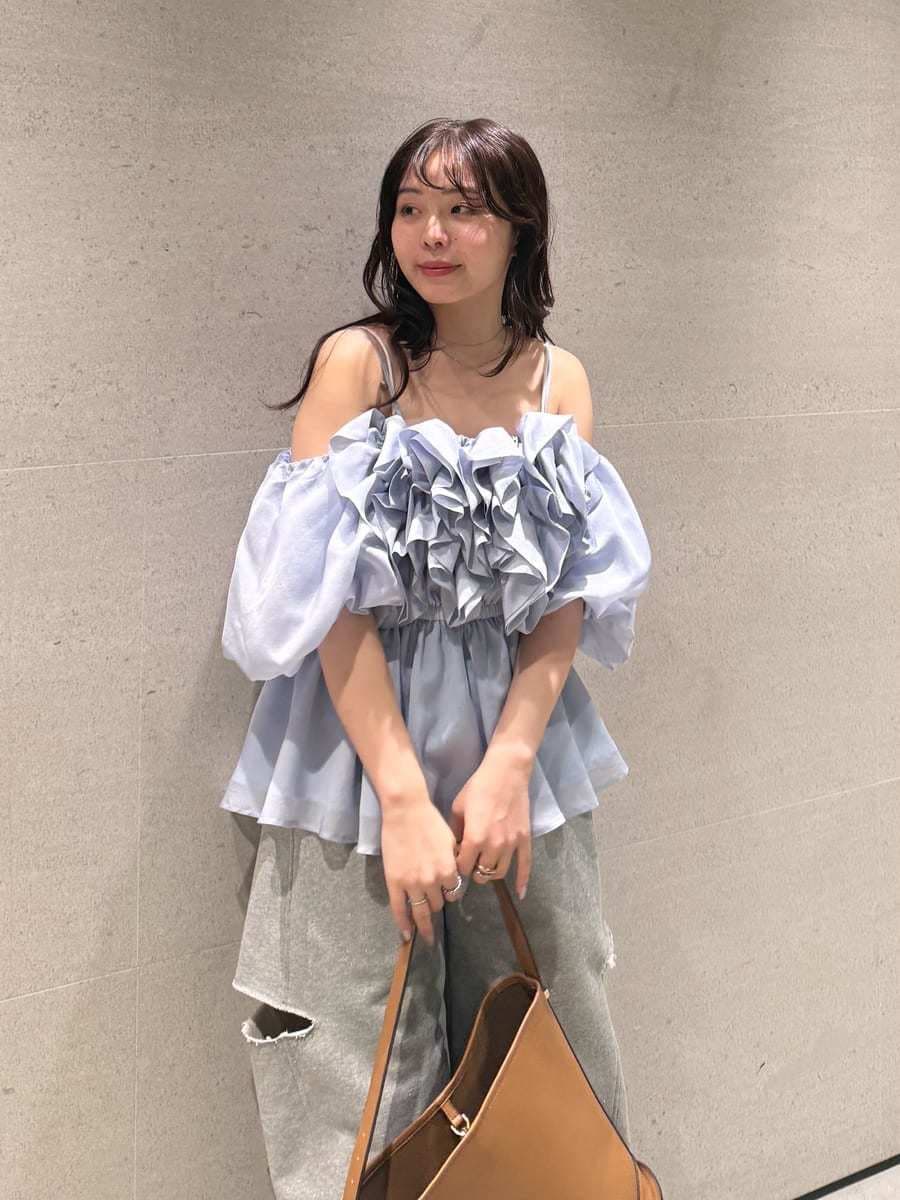 ブルー系のシャツ/ブラウス、シルバー系のサンダルを着用したレディースの冬コーディネートの7枚目の写真