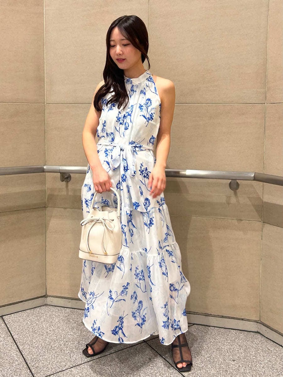 ホワイト系のハンドバッグ、ブルー系のワンピース、ブルー系のカーディガン/ボレロを着用したレディースの冬コーディネートの4枚目の写真