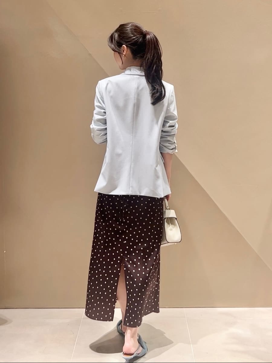 ブルー系のパンプス、ブラウン系のワンピース、ブルー系のテーラードジャケットを着用したレディースの冬コーディネートの3枚目の写真