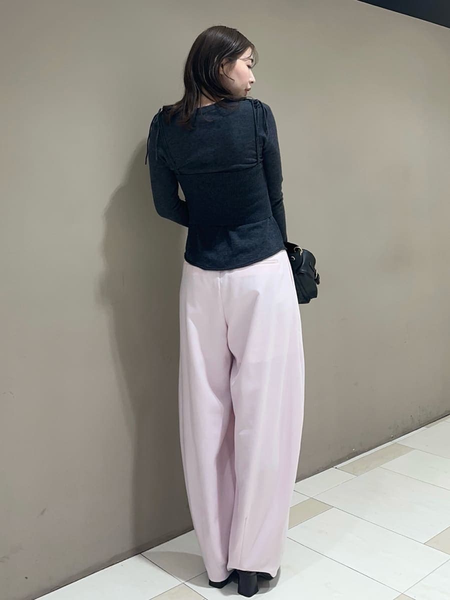 グレー系のカーディガン/ボレロ、グレー系のニット/セーター、ブラック系のショルダーバッグを着用したレディースの秋コーディネートの7枚目の写真