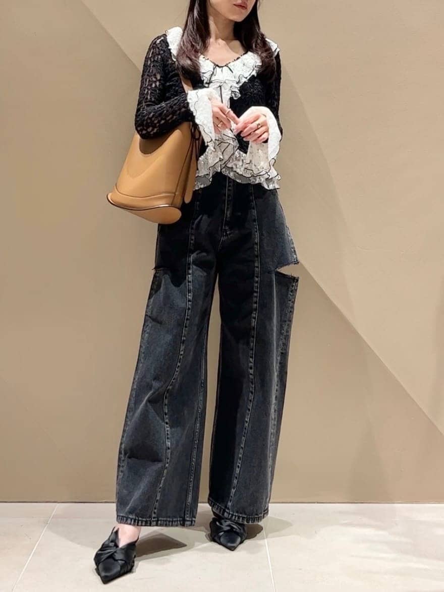 ブラック系のパンプス、ブラック系のデニムパンツ、その他のTシャツ/カットソーを着用したレディースの冬コーディネートの2枚目の写真