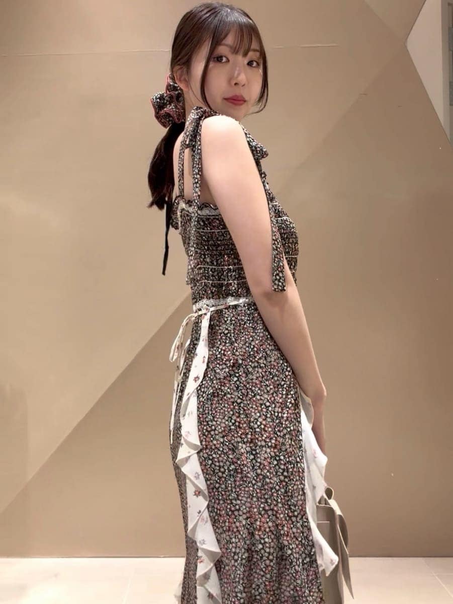 ブラック系のカーディガン/ボレロ、ブラック系のドレス、ブラック系のその他ヘアアクセサリーを着用したレディースの春コーディネートの8枚目の写真