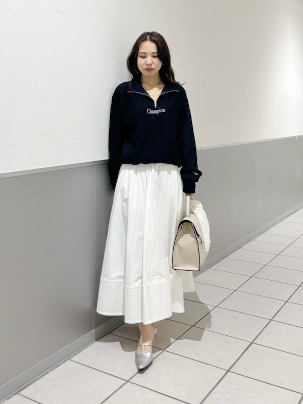 「デートコーデ、ショルダーバッグ、パンプス、フレアスカート、ロングスカート、チャンピオン、スカート、イエベ、骨格ナチュラル、ハンドバッグ」｜「FRAY I.Dの【Champion】リバースウィーブハーフジッププルオーバー（スウェット、ブルー系）」を使った、FRAY I.Dさん（レディース・159cm）の冬コーディネートの4枚目の写真