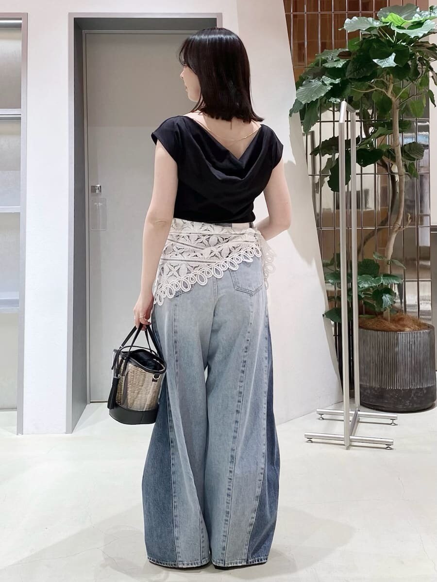 ブラック系のサンダル、ブラック系のTシャツ/カットソー、ブルー系のデニムパンツを着用したレディースの夏コーディネートの5枚目の写真