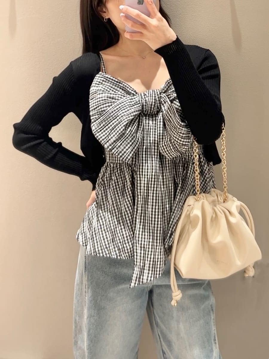 その他のキャミソール、ブラック系のカーディガン/ボレロを着用したレディースの春コーディネートの6枚目の写真