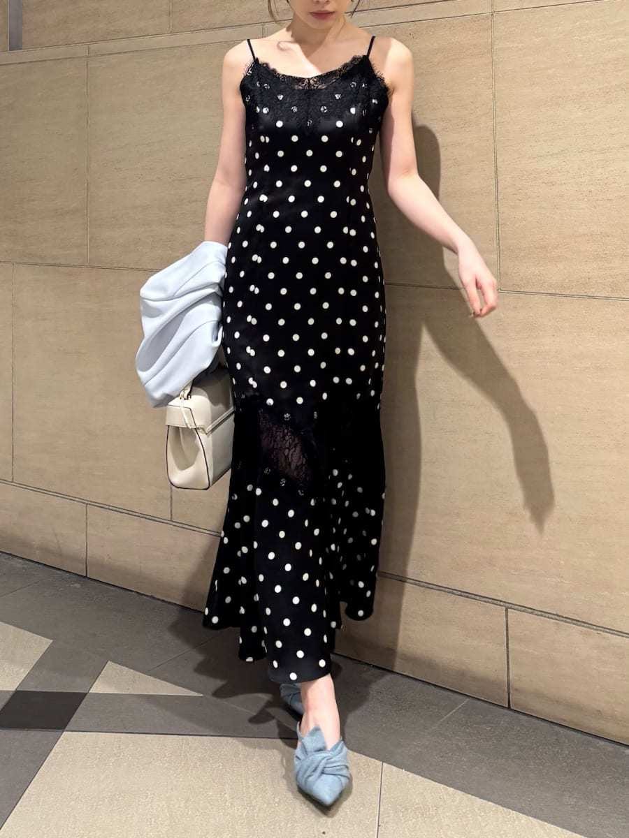 ブルー系のパンプス、ブラック系のワンピース、ベージュ系のハンドバッグを着用したレディースの春コーディネートの6枚目の写真