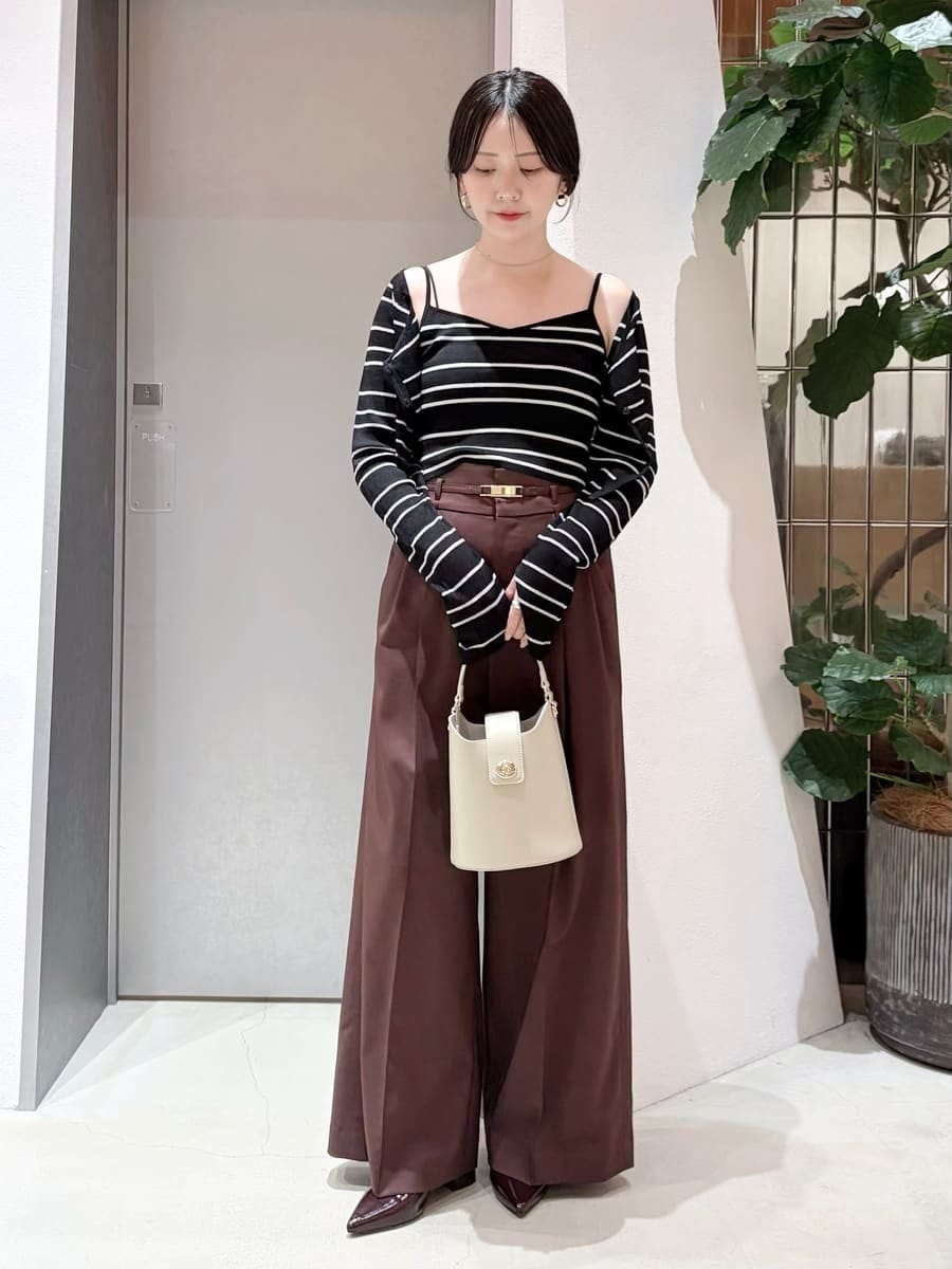 ブラウン系のその他ヘアアクセサリーを着用したレディースの夏コーディネートの4枚目の写真