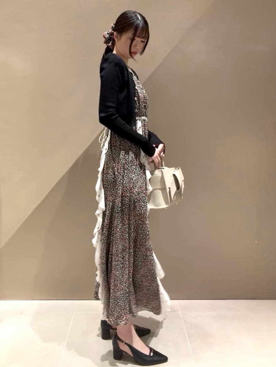 ブラック系のカーディガン/ボレロ、ブラック系のドレス、ブラック系のその他ヘアアクセサリーを着用したレディースの春コーディネートの6枚目の写真