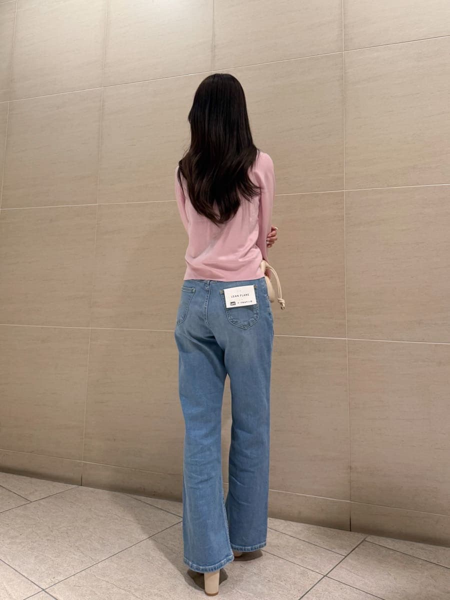 ブルー系のデニムパンツを着用したレディースの冬コーディネートの6枚目の写真