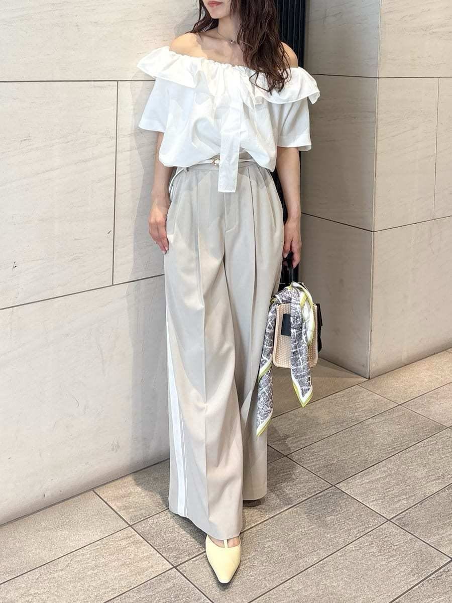 「デートコーデ、ショルダーバッグ、パンプス、ストレートパンツ、ワイドパンツ、パンツ、ブラウス、イエベ、骨格ナチュラル、ハンドバッグ」｜「FRAY I.Dのタックボリュームブラウス（シャツ/ブラウス、ホワイト系）」を使った、FRAY I.Dさん（レディース・159cm）の春コーディネートの2枚目の写真
