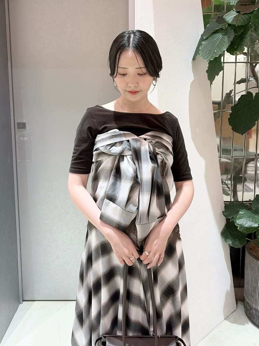 ブラウン系のTシャツ/カットソー、ホワイト系のシャツ/ブラウス、ブラウン系のその他シューズを着用したレディースの夏コーディネートの5枚目の写真