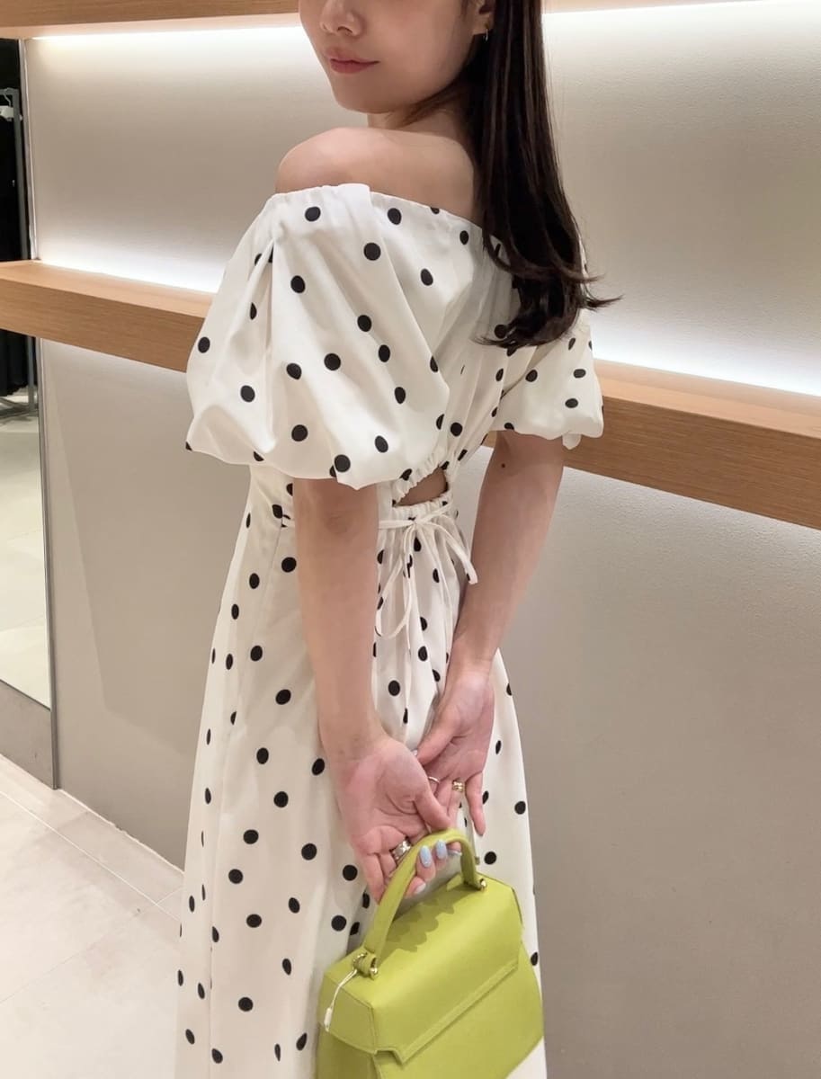 ブラック系のパンプス、その他のワンピース、グリーン系のハンドバッグを着用したレディースの春コーディネートの7枚目の写真