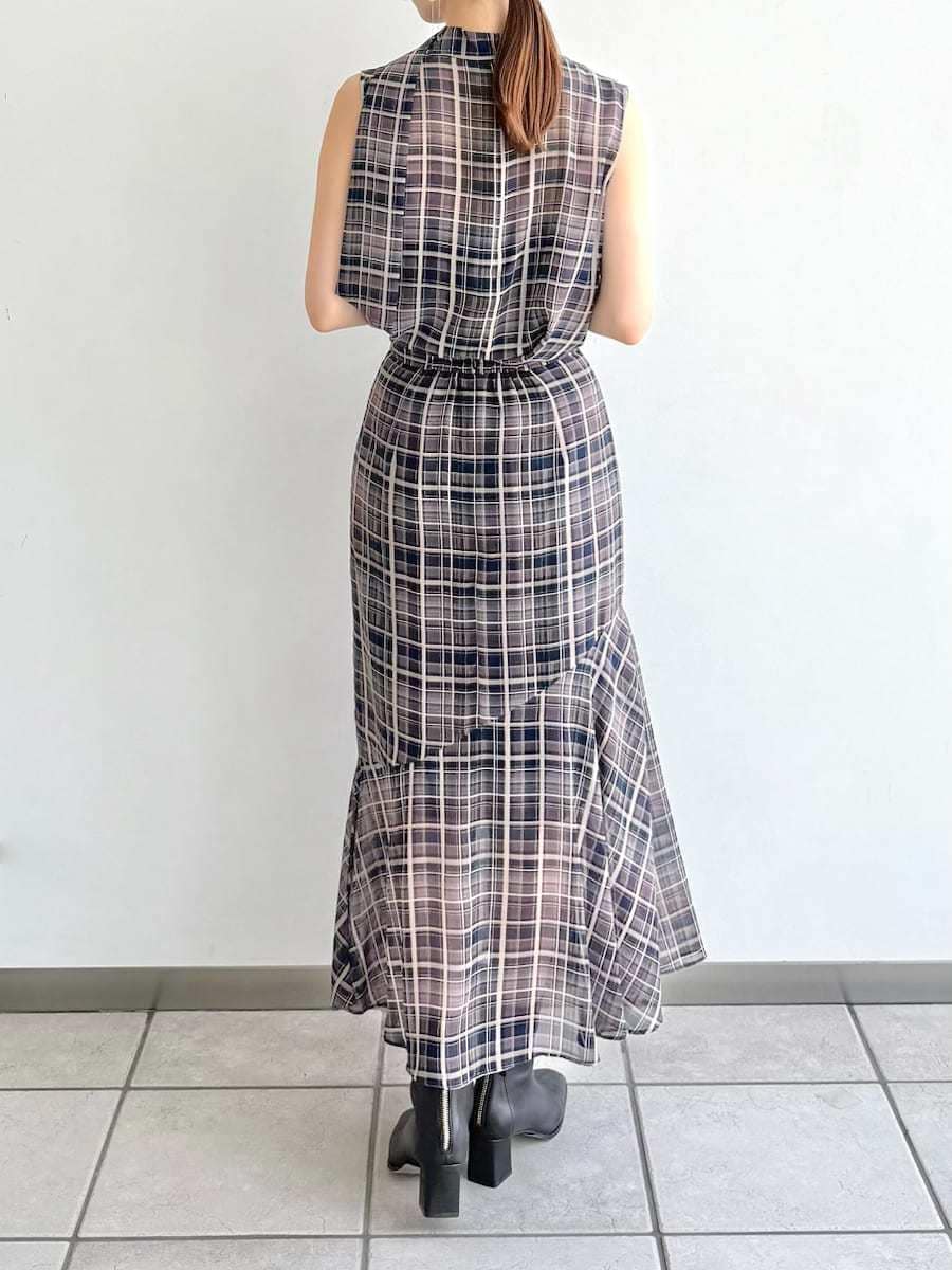 ブルー系のシャツ/ブラウス、ブルー系のスカート、ブラック系のブーツを着用したレディースの秋コーディネートの6枚目の写真