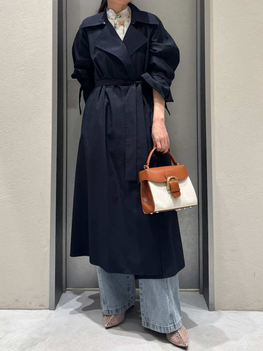 ブルー系のデニムパンツ、その他のシャツ/ブラウス、その他のハンドバッグを着用したレディースの春コーディネートの4枚目の写真