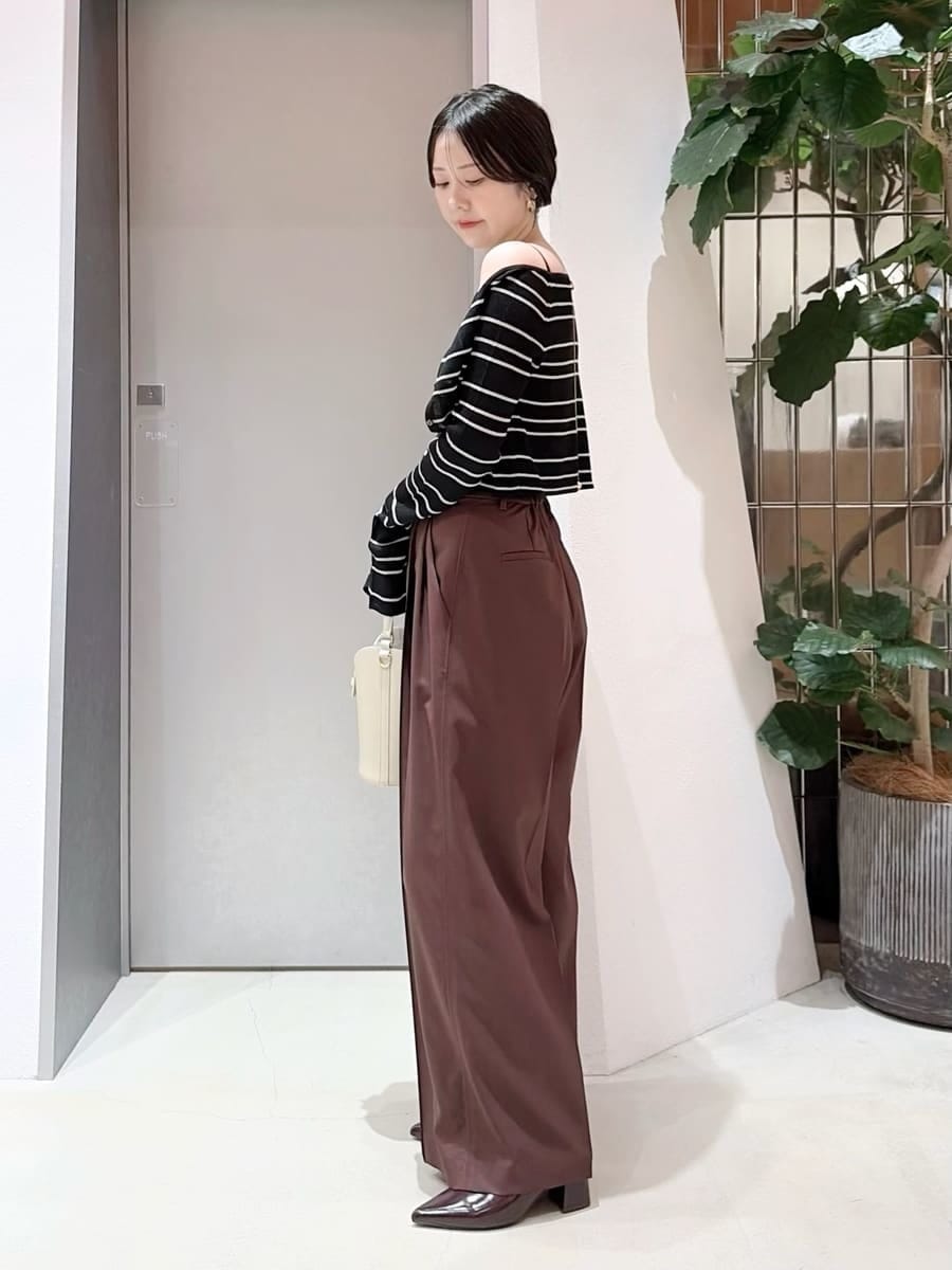 ブラウン系のその他ヘアアクセサリーを着用したレディースの夏コーディネートの2枚目の写真